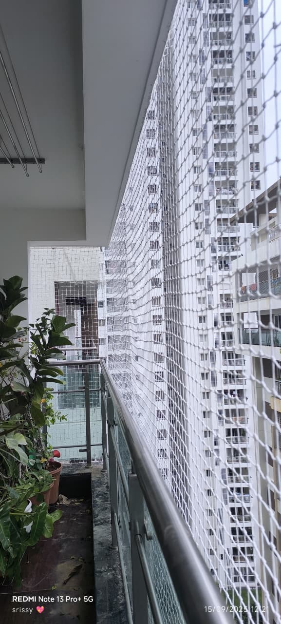 Balcony safety net installation
